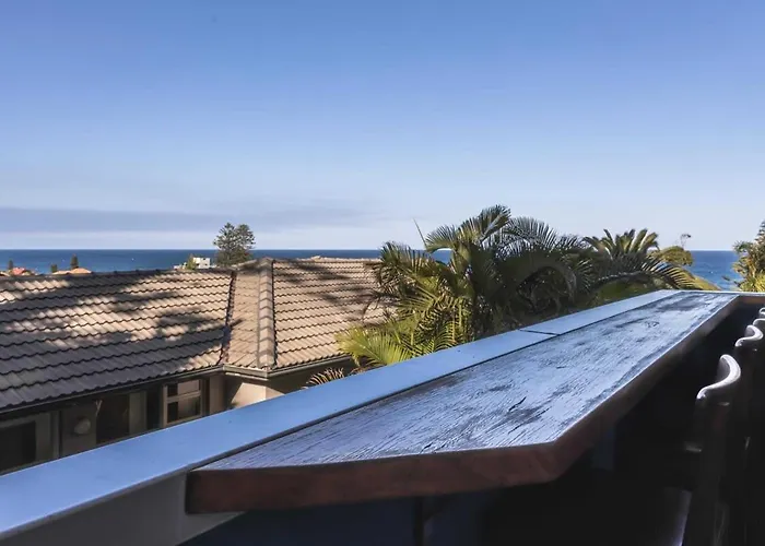 Ocean Views 2-Bed Apartment Minutes From Beach