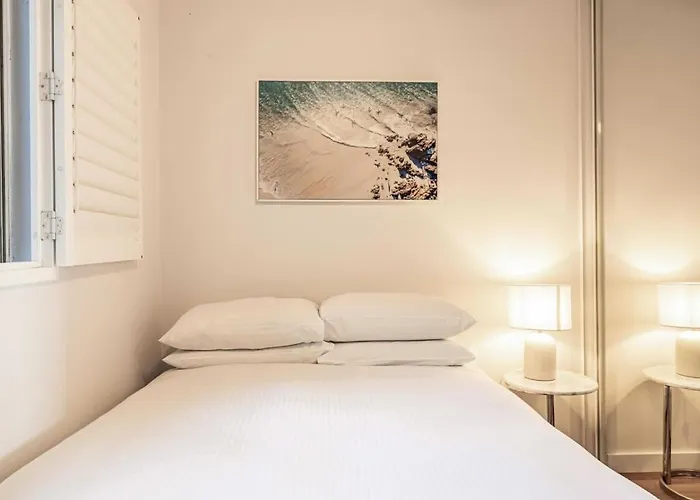 Ocean Views 2-Bed Apartment Minutes From Beach