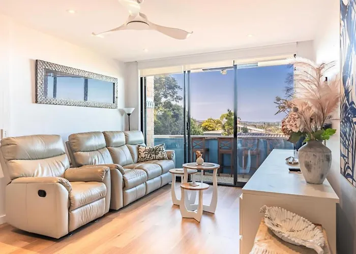 Ocean Views 2-Bed Apartment Minutes From Beach